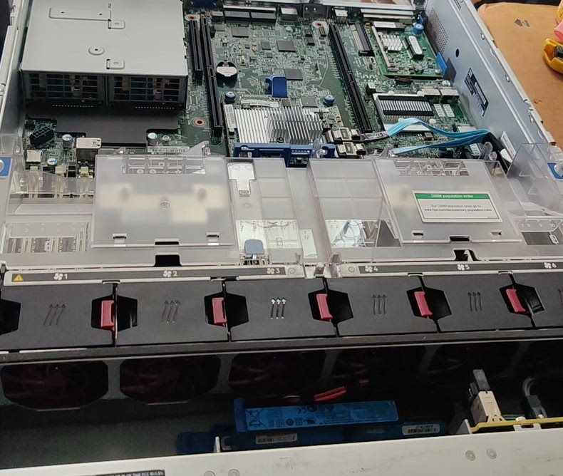 May chu server HPE ProLiant DL360 Gen10 12